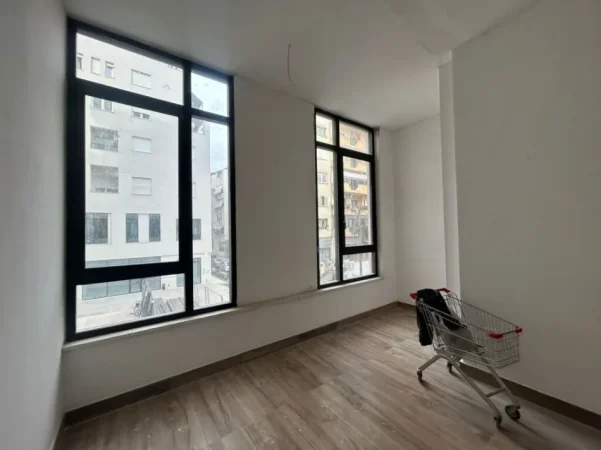 Tirane, jepet me qera zyre Kati 1, 680 m² (mine peza)