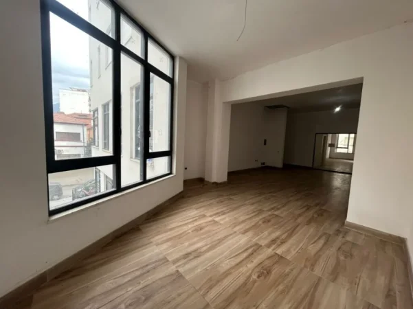Tirane, jepet me qera zyre Kati 1, 680 m² (mine peza)