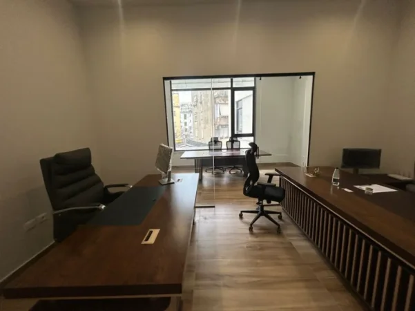 Tirane, jepet me qera zyre Kati 1, 680 m² (mine peza)