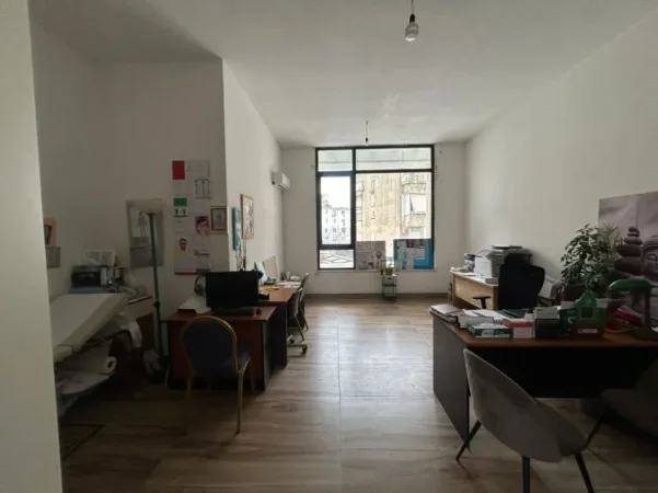 Tirane, jepet me qera zyre Kati 1, 680 m² (mine peza)
