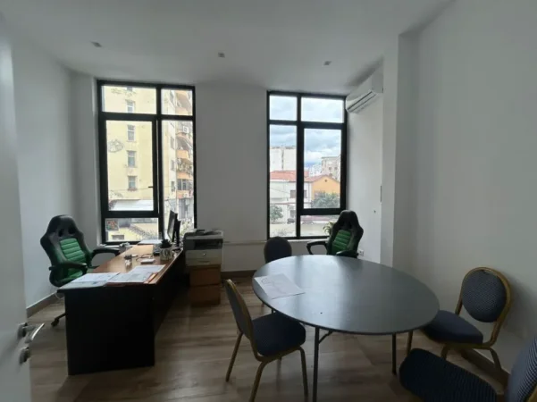 Tirane, jepet me qera zyre Kati 1, 680 m² (mine peza)