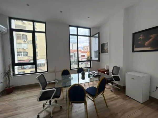 Tirane, jepet me qera zyre Kati 1, 680 m² (mine peza)