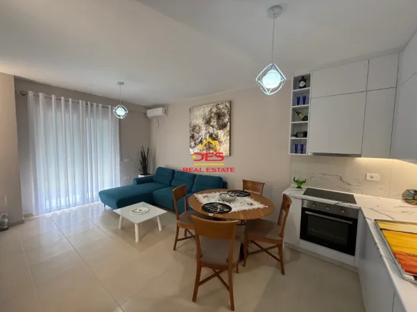 Vlore, jepet me qera apartament 2+1+Ballkon Kati 7, 90 m² 650 € (Rruga Gjergj Kastrioti)