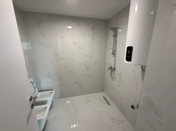 Tirane, jepet me qera apartament 2+1 Kati 5, 750 € (CASA ITALIA)