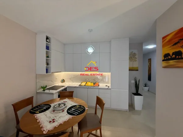 Vlore, jepet me qera apartament 2+1+Ballkon Kati 7, 90 m² 650 € (Rruga Gjergj Kastrioti)