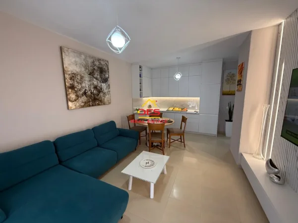 Vlore, jepet me qera apartament 2+1+Ballkon Kati 7, 90 m² 650 € (Rruga Gjergj Kastrioti)