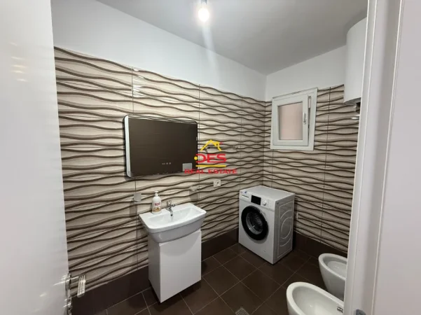 Vlore, jepet me qera apartament 2+1+Ballkon Kati 7, 90 m² 650 € (Rruga Gjergj Kastrioti)
