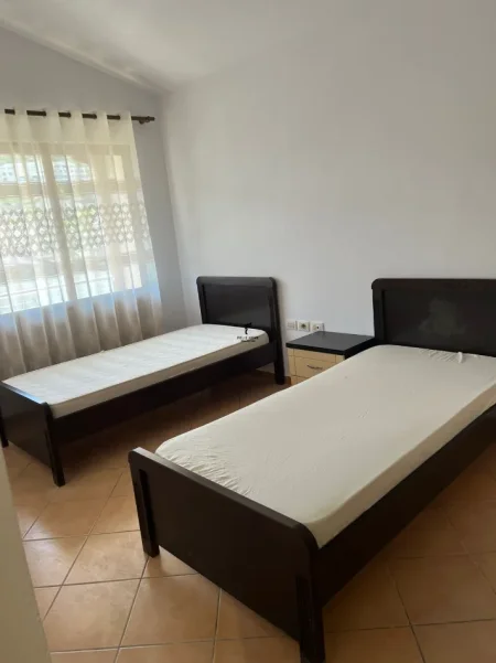 Tirane, jepet me qera apartament 3+1 Kati 4, 120 m² 550 € (SELITE)