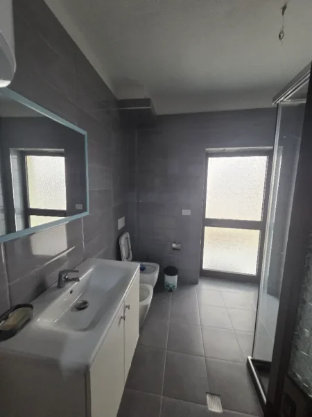 Tirane, jepet me qera apartament 3+1+Aneks+Ballkon Kati 2, 1 m² 600 €