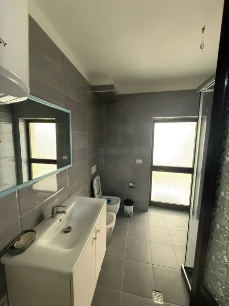Tirane, jepet me qera 3+1+Ballkon Kati 2, 140 m² 600 € 