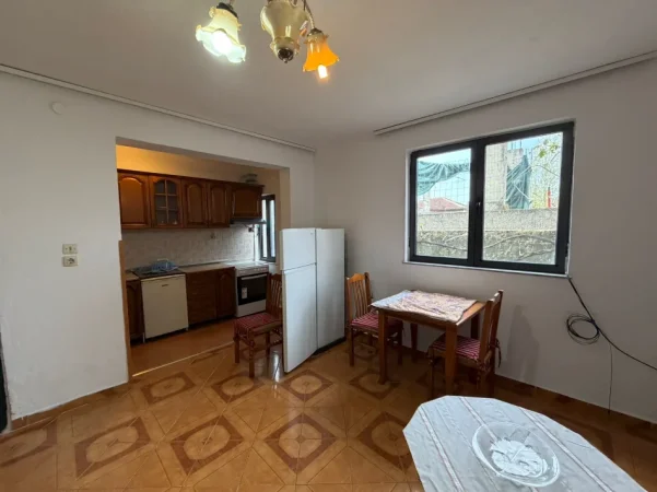 Tirane, jepet me qera apartament 1+1 Kati 1, 68 m² 300 € (Laprake)