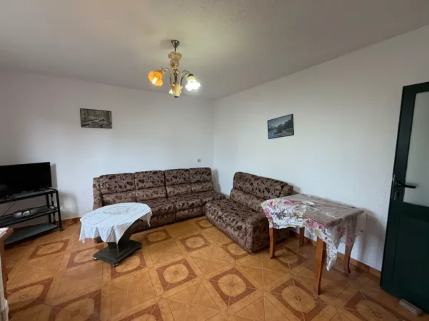 Tirane, jepet me qera apartament 1+1 Kati 1, 68 m² 300 € (Laprake)