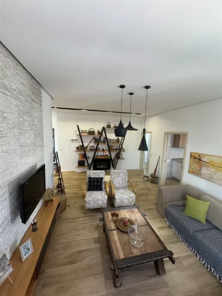 Tirane, jepet me qera apartament 2+1+Ballkon Kati 7, 114 m² 800 € (STACIONI I TRENIT)