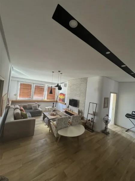 Tirane, jepet me qera apartament 2+1+Ballkon Kati 7, 114 m² 800 € (STACIONI I TRENIT)