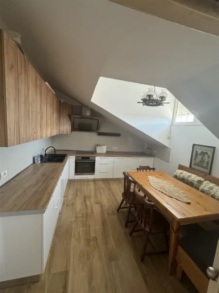 Tirane, jepet me qera apartament 2+1+Ballkon Kati 7, 114 m² 800 € (STACIONI I TRENIT)