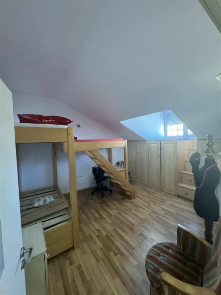 Tirane, jepet me qera apartament 2+1+Ballkon Kati 7, 114 m² 800 € (STACIONI I TRENIT)
