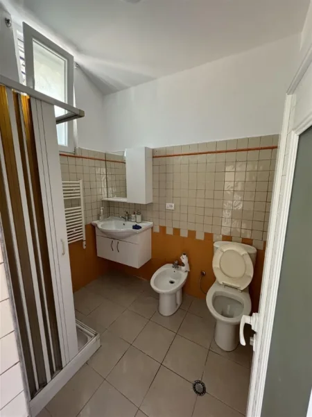 Tirane, jepet me qera apartament 2+1+Ballkon Kati 7, 114 m² 800 € (STACIONI I TRENIT)