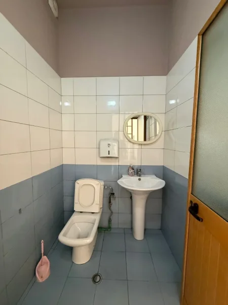 Tirane, jepet me qera lokal Kati 0, 51 m² 450 € (Don Bosko prane Viva Market)