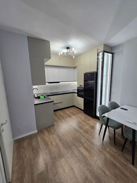 Tirane, jepet me qera apartament 1+1+Ballkon Kati 6, 82 m² 650 € (LAPRAKE)