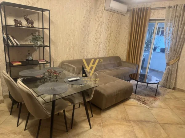 Tirane, jepet me qera apartament 1+1+Ballkon Kati 7, 75 m² 650 € (RRUGA E BARRIKADAVE)