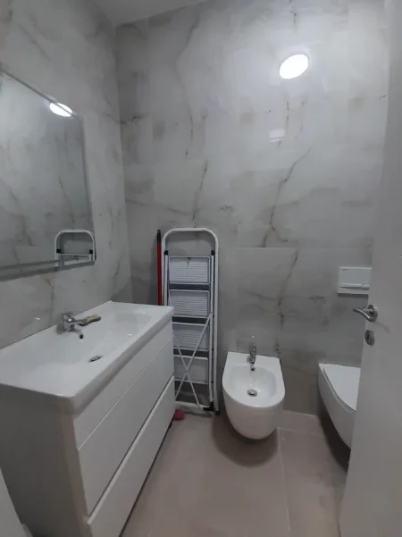 Tirane, jepet me qera apartament 1+1 Kati 2, 63 m² 55.000 Lekë te Reja,(Kompleksi AURA, Rruga Dritan Hoxha, Zogu Zi- Laprakë, Tiranë)