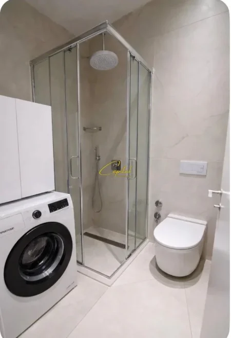 Tirane, jepet me qera apartament 1+1 Kati 8, 50 m² 530 € (ALI DEMI)