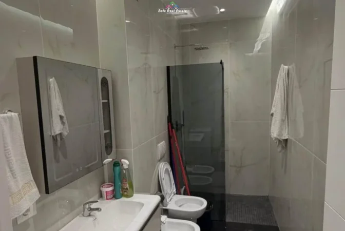 Tirane, jepet me qera apartament 2+1 Kati 4, 100 m² 680 € (Xhanfize Keko)