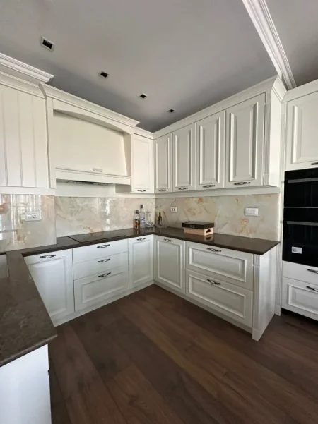 Tirane, jepet me qera apartament 2+1 , 148 m² 2.000 € (Ambassador 3)