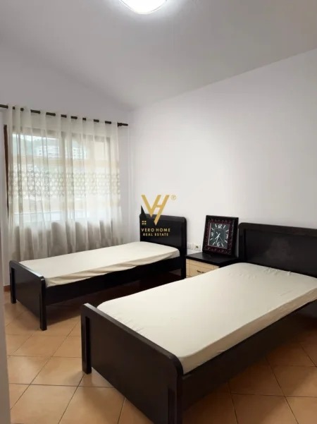 Tirane, jepet me qera apartament 3+1+Ballkon Kati 4, 100 m² 570 € (SELITE)