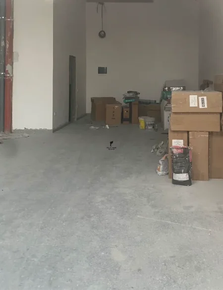 Tirane, jepet me qera dyqan Kati 0, 80 m² 1.800 € (LAPRAKE)