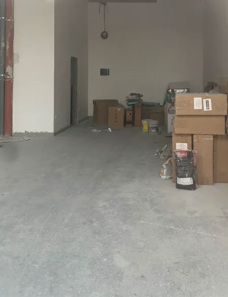 Tirane, jepet me qera dyqan Kati 0, 80 m² 1.800 € (LAPRAKE)