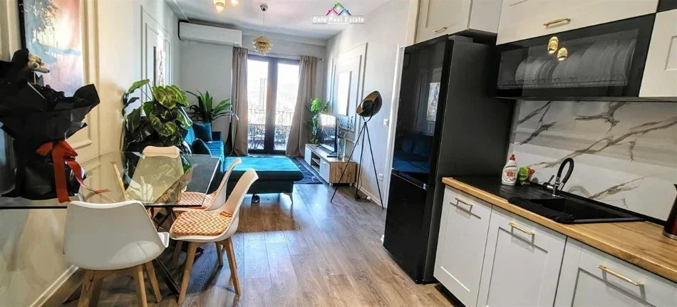 Tirane, jepet me qera apartament 1+1+Ballkon Kati 21, 78 m² 1.100 € (rruga e kavajes)