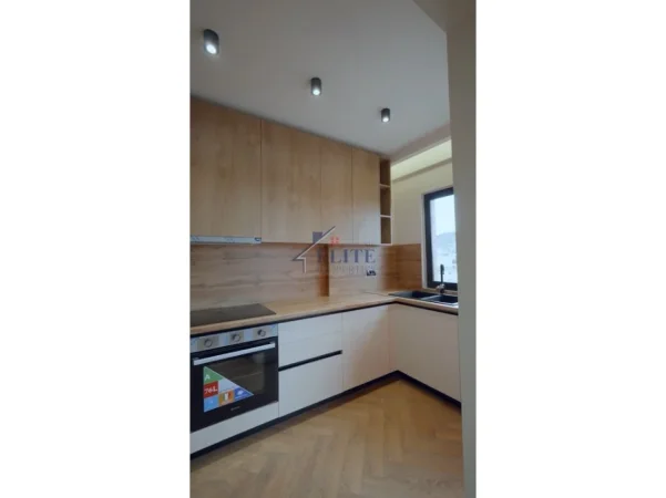 Tirane, shitet apartament 2+1+Ballkon , 101 m² 270.000 € 