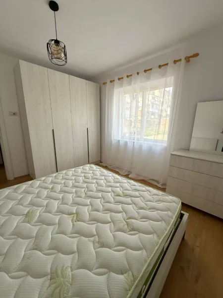 Tirane, jepet me qera apartament 1+1+Ballkon Kati 2, 60 m² 520 € (rruga bardhyl)