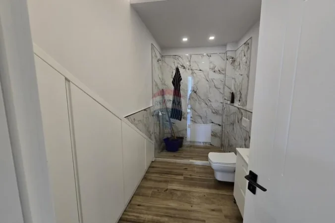 Tirane, jepet me qera 3 Katshe , 140 m² 2.000 € (Berzhite)