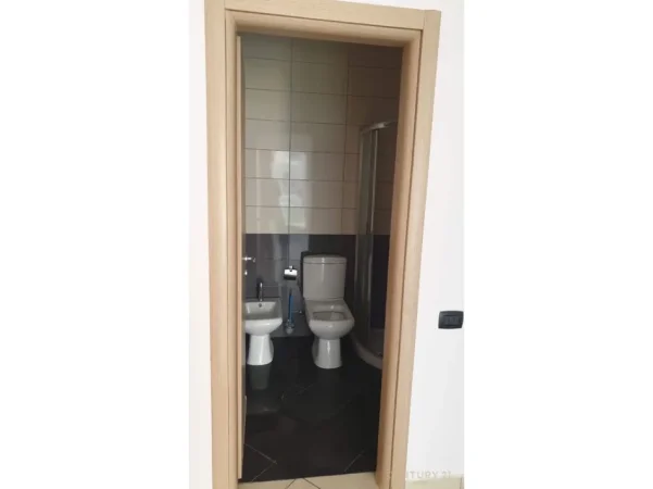 Tirane, jepet me qera apartament 2+1 Kati 1, 118 m² 700 € (jordan misja)