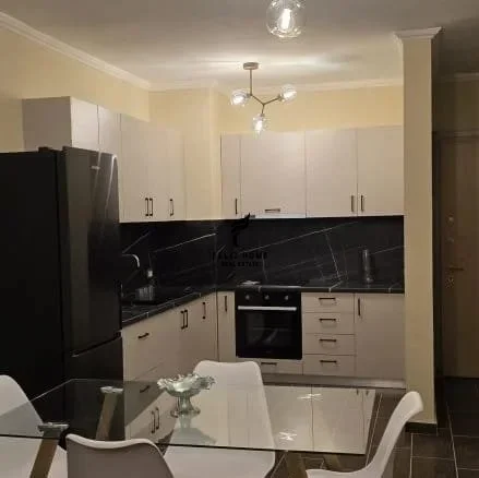 Tirane, jepet me qera apartament 2+1 Kati 6, 120 m² 500 € (YZBERISHT)