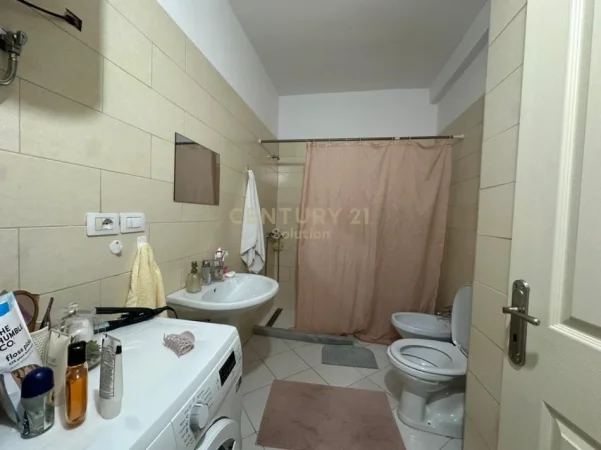 Tirane, jepet me qera apartament 1+1+Ballkon Kati 8, 70 m² 450 € (astiri)