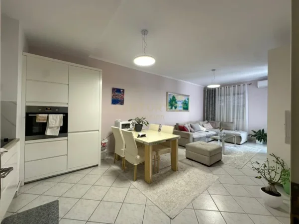 Tirane, jepet me qera apartament 1+1+Ballkon Kati 8, 70 m² 450 € (astiri)