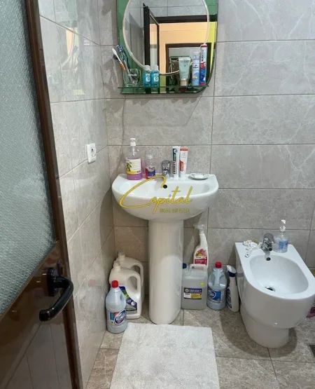 Tirane, jepet me qera apartament 1+1 Kati 3, 85 m² 500 € (VASIL SHANTO)