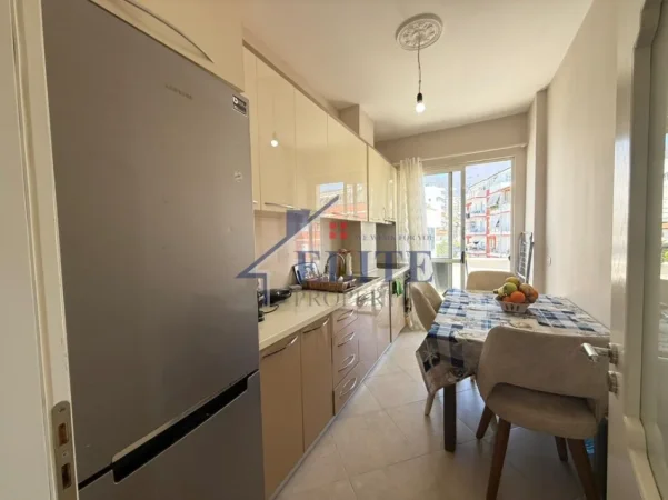 Tirane, jepet me qera apartament 1+1+Ballkon Kati 4, 67 m² 450 € (Ush Fizika Bërthamore)