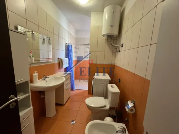 Tirane, jepet me qera apartament 2+1+Ballkon Kati 4, 700 € (Sheshi Willson)