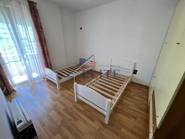 Tirane, jepet me qera apartament 2+1+Ballkon Kati 4, 700 € (Sheshi Willson)