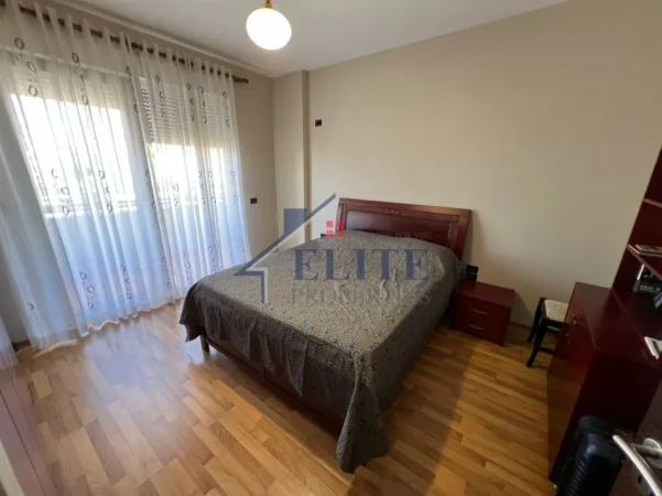 Tirane, jepet me qera apartament 2+1+Ballkon Kati 4, 700 € (Sheshi Willson)