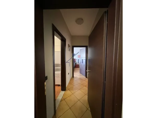 Tirane, jepet me qera apartament 2+1+Ballkon Kati 4, 700 € (Sheshi Willson)