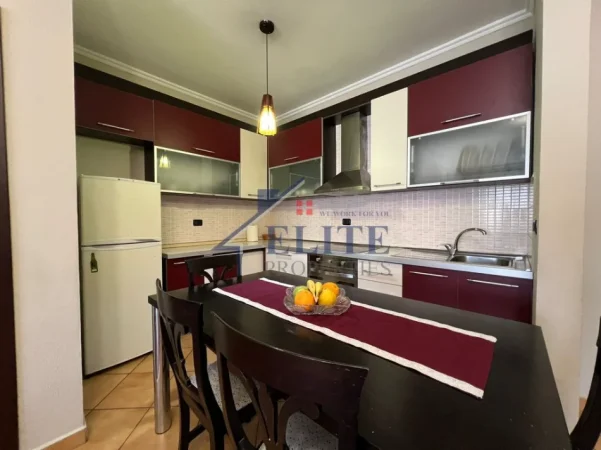 Tirane, jepet me qera apartament 2+1+Ballkon Kati 4, 700 € (Sheshi Willson)