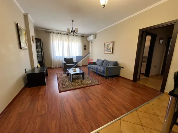 Tirane, jepet me qera apartament 2+1+Ballkon Kati 4, 700 € (Sheshi Willson)