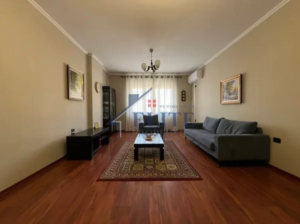 Tirane, jepet me qera apartament 2+1+Ballkon Kati 4, 700 € (Sheshi Willson)