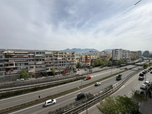 Tirane, jepet me qera apartament 2+1+Ballkon Kati 3, 113 m² 600 € (kristal center)