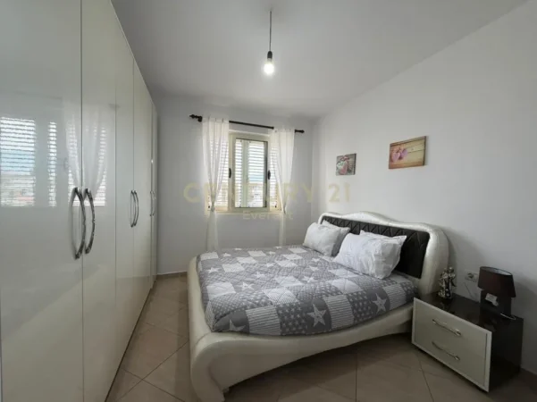 Tirane, jepet me qera apartament 2+1+Ballkon Kati 3, 113 m² 600 € (kristal center)